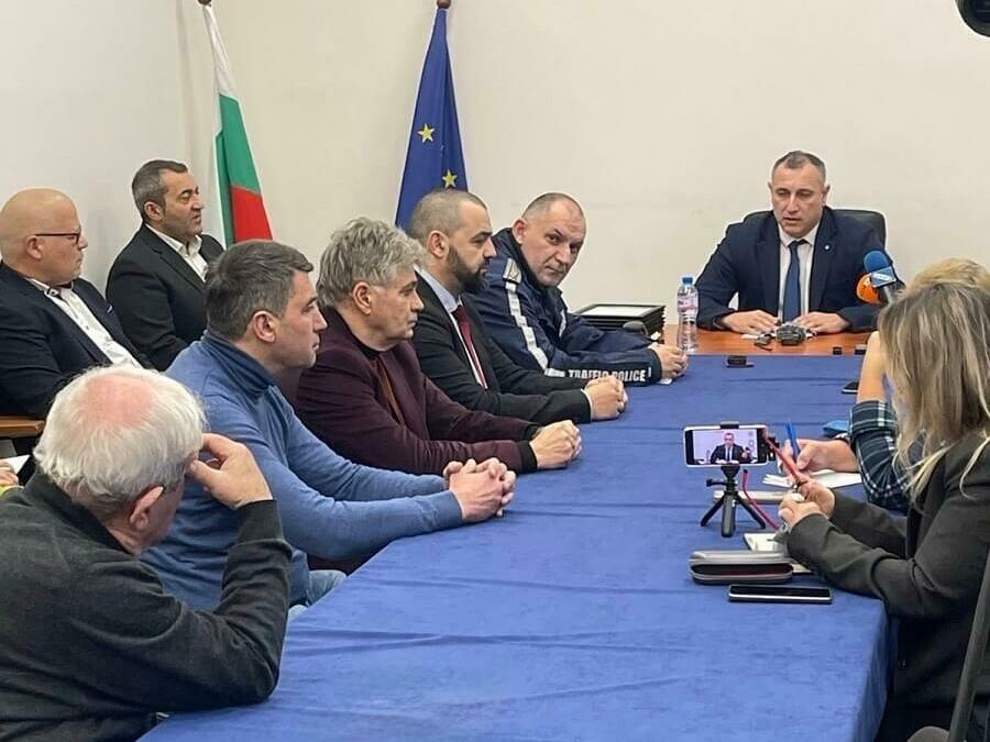 Намаляват жертвите на войната по пътищата