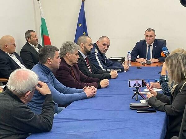 Намаляват жертвите на войната по пътищата