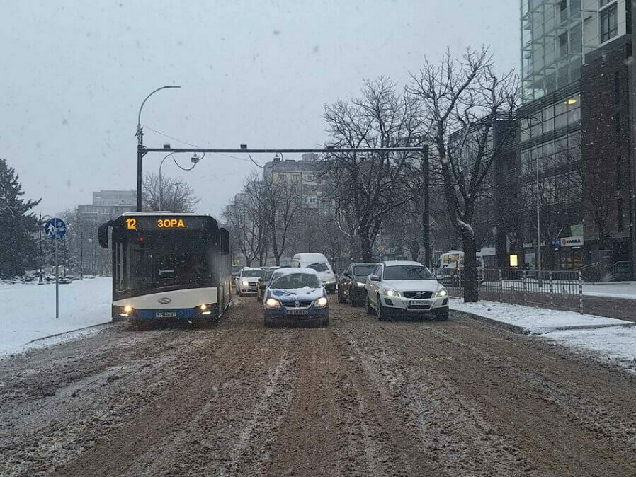 Обработват пътни участъци след сигнали