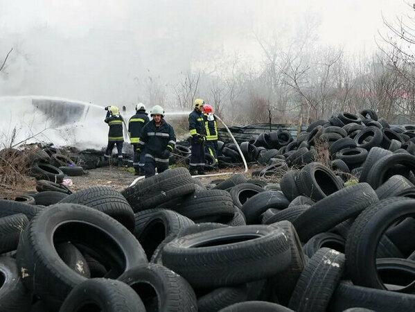 Нелегално депо за гуми изгоря край Варна