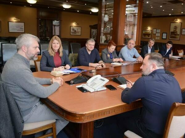 Изкърпват дупки по улици и пътища след зимата