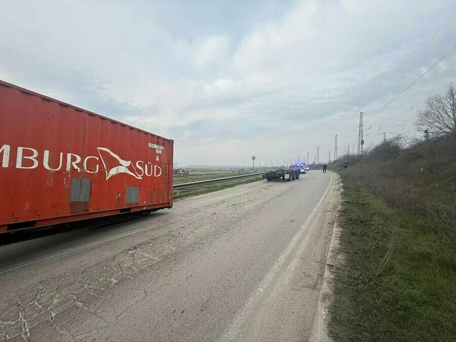 Ремарке на пътното платно в близост до пристанището