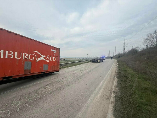 Ремарке на пътното платно в близост до пристанището