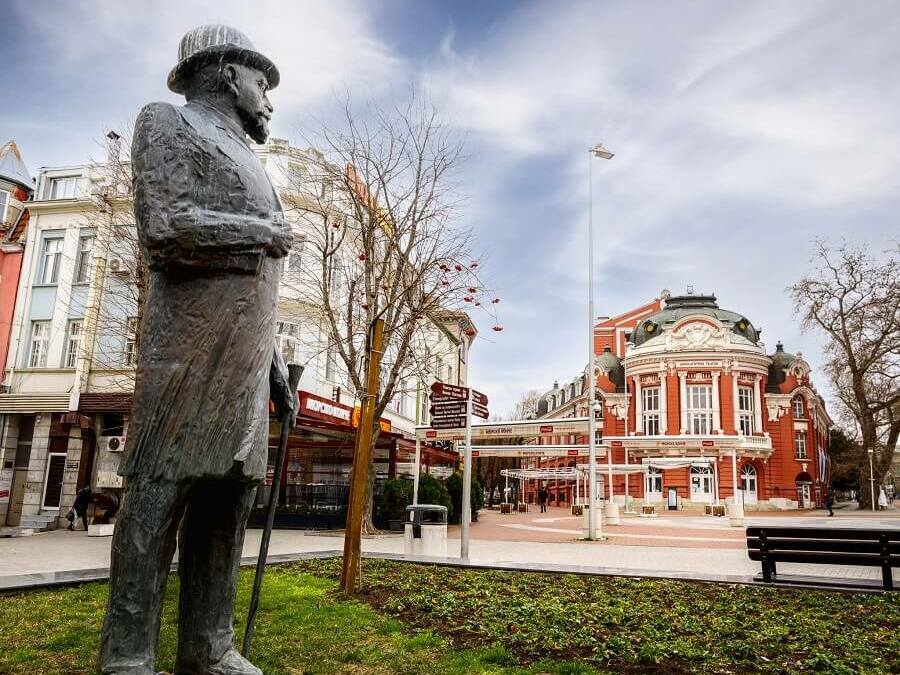 Варненският театър на 105 години