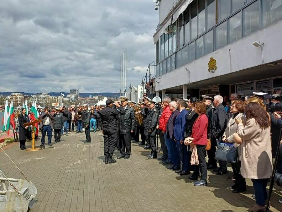 Научноизследователският кораб се завърна от Антарктида