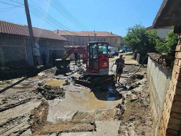 Започна отстраняването на щетите от пороя в с. Медовец