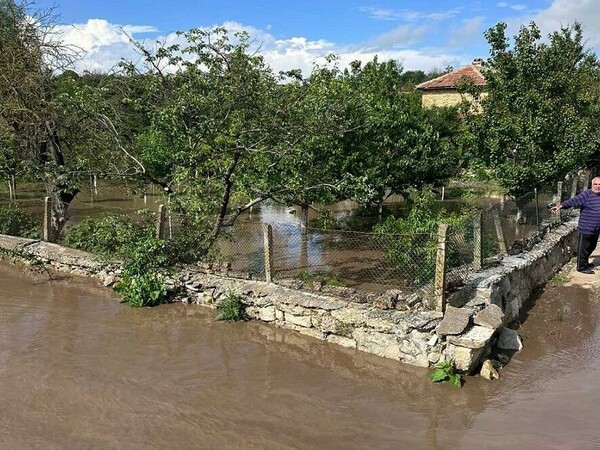 Имоти в с. Войводино под вода