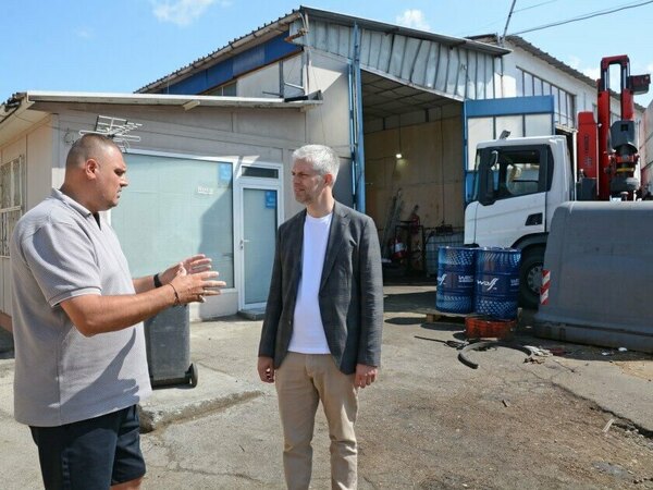Още четири камиона в битката с боклуците