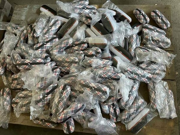 Задържаха над 20 000 фалшиви стоки