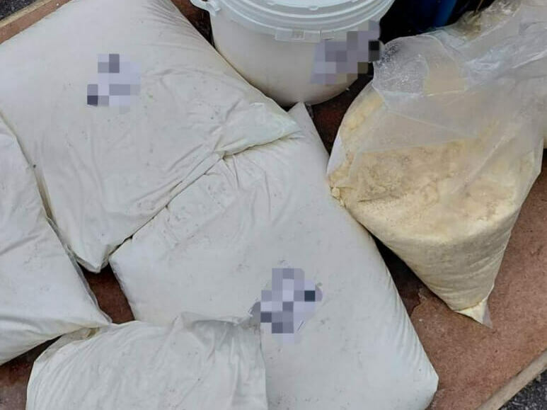 Унищожават половин тон млечни продукти
