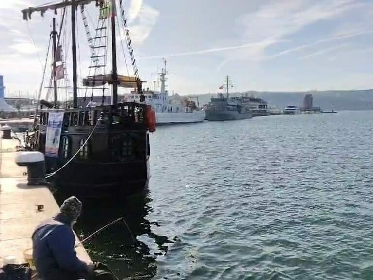 Изследват морската вода след атаката срещу търговски кораби