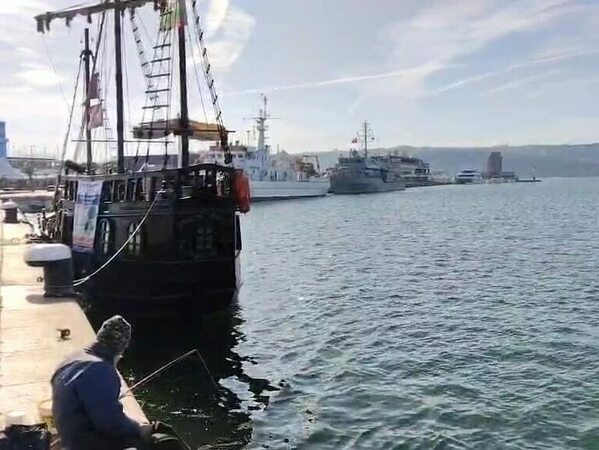 Изследват морската вода след атаката срещу търговски кораби